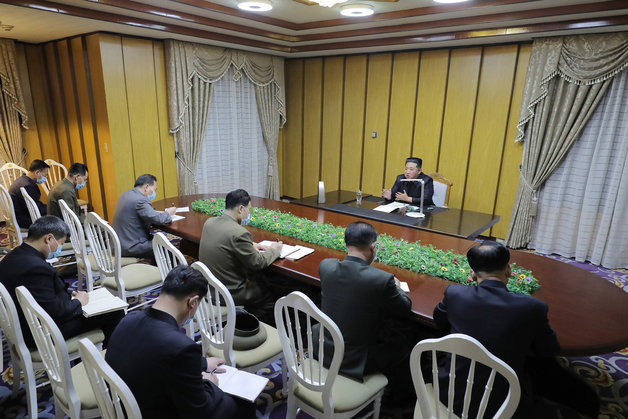 김정은 북한 조선노동당 총비서가 12일 국가비상방역사령부를 방문했다. (평양 노동신문=뉴스1)