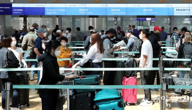 지난 9일 오후 인천국제공항 제1여객터미널에서 해외로 떠나기 위해 출국 수속을 밟고 있는 여행객들. 2022./04/09 인천=홍진환 기자jean@donga.com