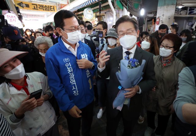 인천 계양을 재보궐 선거에 출마한 이재명 더불어민주당 총괄선대위원장과 박남춘 인천시장 후보가 13일 인천 부평구 부평깡시장에서 시민들을 만나고 있다. 뉴스1