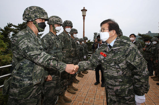 박병석 국회의장이 13일 오전 인천 옹진군 백령도 해병대 제6여단을 방문, 천안함 46용사 위령탑에 참배한 후 관계자들을 격려하고 있다. 국회사진취재단