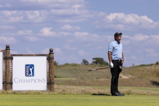 PGA 챔피언스 투어 데뷔전에서 단독 선두를 질주하고 있는 필 미켈슨. © AFP=뉴스1