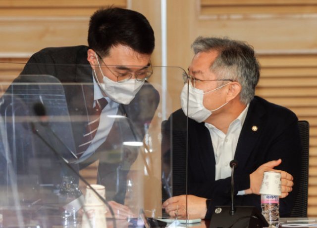 더불어민주당 김남국 의원(왼쪽)과 최강욱 의원. 동아일보 DB