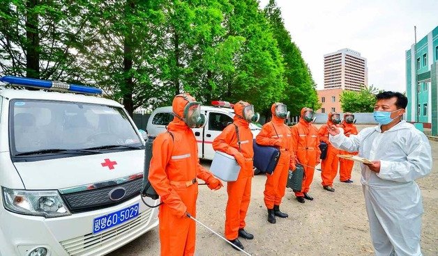 북한이 신종 코로나바이러스 감염증(코로나19) 확진자 발생으로 국가방역체계를 ‘최대비상방역체계’로 이행하고 있다고 밝혔다. (평양 노동신문=뉴스1)