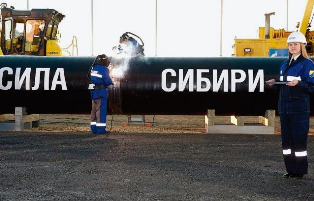 중국과 러시아 기술자들이 ‘시베리아 힘’ 가스관을 연결하고 있다. 가스프롬