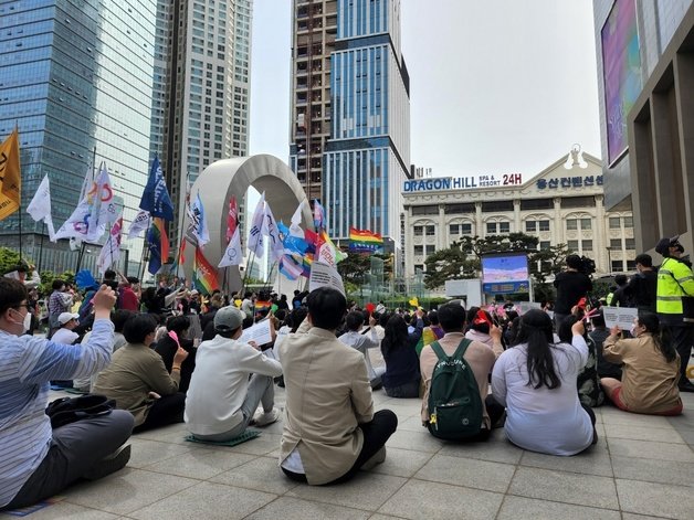 성소수자차별반대 무지개행동 등 ‘2022 국제성소수자혐오반대의날 공동행동’이 14일 오후 3시 서울 용산역 광장에서 ‘싸우는 몸, 분노의 외침, 권리연대’를 주제로 기념대회를 열고 있다. 2022.5.14/ ⓒ 뉴스1