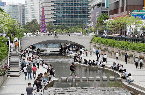 13일 오후 서울 청계천이 점심시간을 맞이해 산책하는 시민들로 붐비고 있다. 2022.5.13/뉴스1