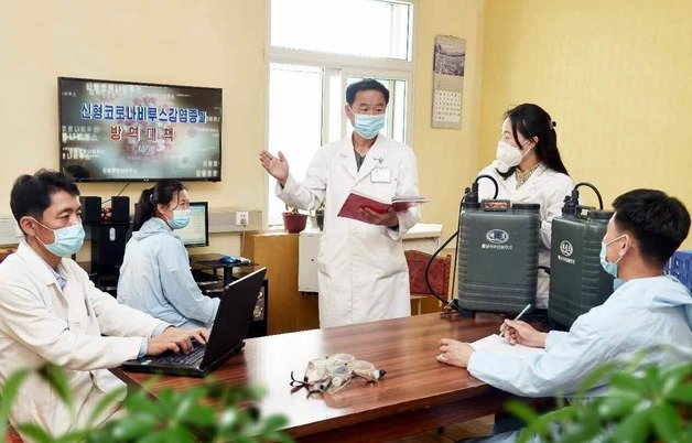 북한이 신종 코로나바이러스 감염증(코로나19) 확진자 발생으로 국가방역체계를 ‘최대비상방역체계’로 이행하고 있다고 13일 밝혔다. (평양 노동신문=뉴스1)