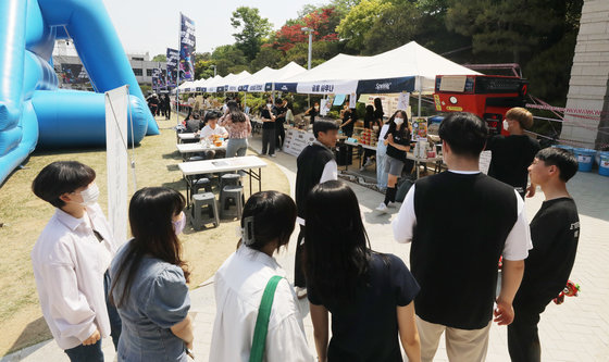 12일 오후 서울 종로구 성균관대학교 인문사회과학캠퍼스에서 열린 대동제에서 학생들이 즐거운 시간을 보내고 있다. 신종 코로나바이러스 감염증(코로나19)으로 인해 지난 2년 동안 열리지 못했던 대학 축제가 사회적 거리두기가 해제되며 다시 시작됐다. 만 3년 만에 열린 이번 축제는 코로나19 이후 첫 오프라인 축제다. 2022.5.12/뉴스1