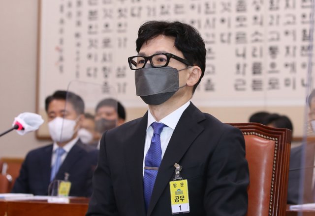 한동훈 법무부 장관 후보자(가운데)가 9일 오전 서울 여의도 국회에서 열린 인사청문회에 출석해 자리하고 있다. 사진공동취재단