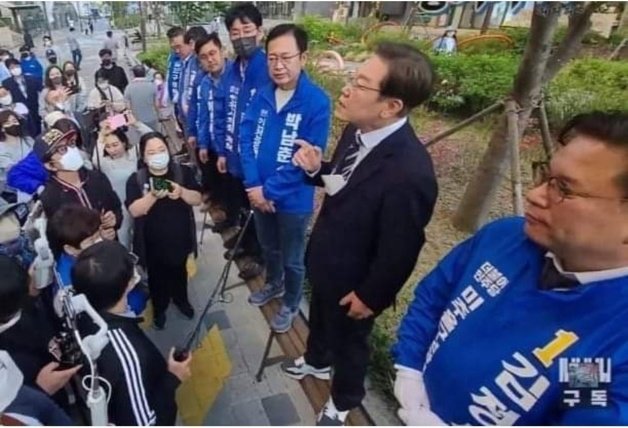 이준석 국민의힘 대표가 페이스북에 이재명 인천 계양구을 보궐선거 후보가 벤치 위에 구둣발로 올라가 유세한 것을 지적하며 올린 사진과 글(이 대표 페이스북 캡처)2022.5.15/뉴스1 © News1