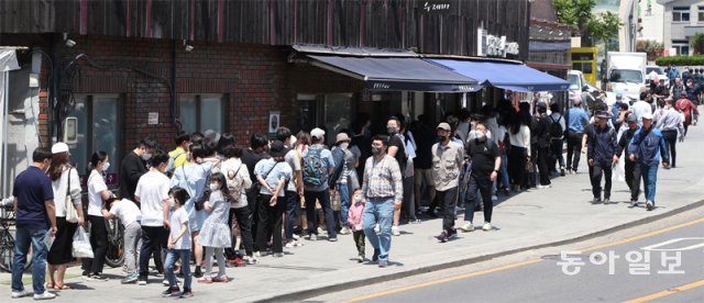 15일 낮 서울 종로구 삼청동의 한 식당 앞에 점심을 먹으려는 손님 수십 명이 줄을 서 있다. 신종 코로나바이러스 감염증 사태 
등의 영향으로 상권이 침체됐던 청와대 주변은 10일 청와대와 북악산으로 이어지는 뒷길 개방 이후 전국에서 관람객과 등산객이 
몰리면서 특수를 맞고 있다. 김재명 기자 base@donga.com