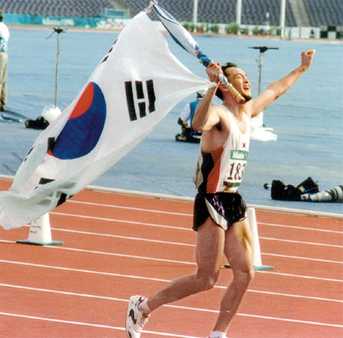 1996년 애틀랜타 올림픽에서 은메달을 딴 이봉주가 태극기를 들고 트랙을 돌고 있다.