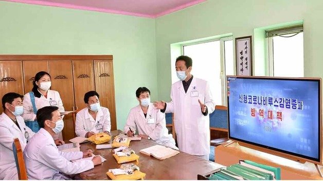 북한 전역에서 15일 코로나19(신종 코로나바이러스 감염증) 관련 유열자(발열자)가 39만2920여명 새로 발생했으며 8명이 사망했다고 조선노동당 기관지 노동신문이 16일 보도했다. 평양 노동신문=뉴스1