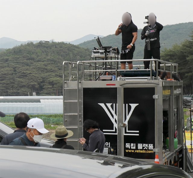 문재인 전 대통령 입주 둘째 날인 11일 경남 양산시 하북면 평산마을 문 전 대통령 사저 앞 도로에서 보수단체 회원들이 차량과 확성기를 이용해 시위를 하고 있다. 양산=뉴스1