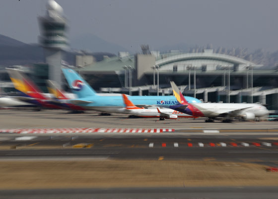 지난 2월22일 인천국제공항에 대한항공과 아시아나 항공기가 함께 있는 모습. 2022.2.22 뉴스1