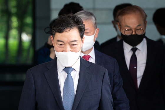 김오수 검찰총장이 사표가 수리된 6일 대검찰청을 나서고 있다. 2022.5.6 뉴스1