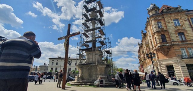 “우리를 지켜주세요”… 예수상에 기도하는 우크라 시민 15일 폴란드와 접한 우크라이나 서부 르비우 중심가의 성안드레아
 교회 앞에 있는 성모마리아탑 앞에 ‘십자가에 달린 예수상’이 설치되고 있다. 러시아의 침공으로부터 우크라이나를 지켜달라는 
의미다. 시민들이 예수상 앞에서 기도를 드리고 있다. 르비우=김윤종 특파원 zozo@donga.com