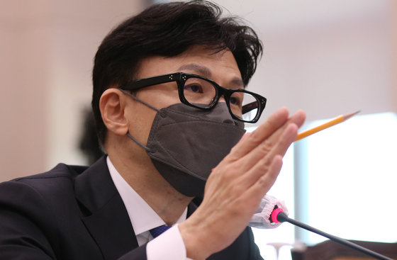 한동훈 법무부 장관 후보자가 9일 오후 서울 여의도 국회에서 열린 인사청문회에서 의원들의 질의에 답하고 있다. 공동취재