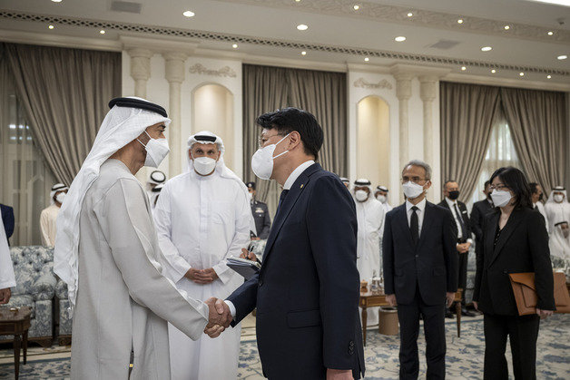 윤석열 대통령 특사 자격으로 아랍에미리트(UAE)를 방문한 장제원 국민의힘 의원(가운데) .(외교부제공)© 뉴스1