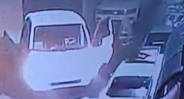 40대 초반 남성 A 씨가 훔친 트럭을 타고 주차된 차량의 유리창을 파손시켜 금품을 훔치고 있는 모습.(사진=대전경찰청 제공)