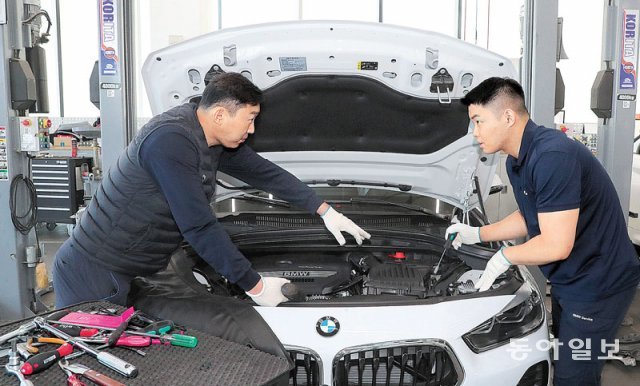 아우스빌둥 프로그램에 참여하는 이준영 씨(오른쪽)가 도이치모터스 BMW 성수서비스센터에서 정선오 훈련교사로부터 교육을 받고 있다. 안철민 기자 acm08@donga.com