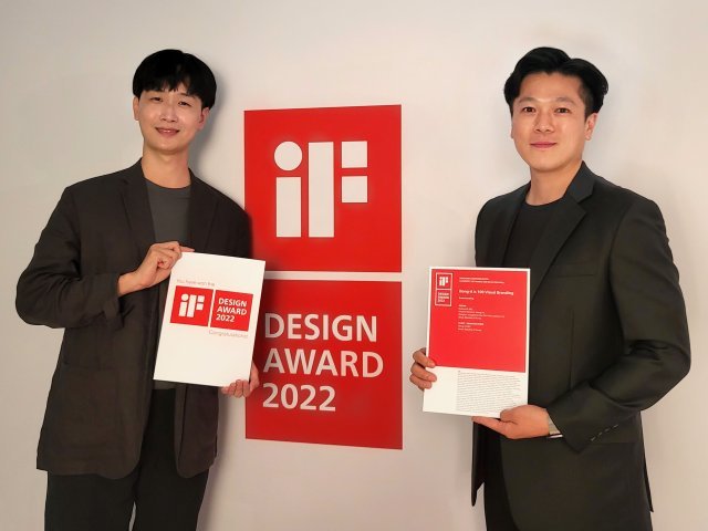 독일 베를린에서 16일(현지 시간) 열린 ‘iF 디자인 어워드’에서 수상한 채널A B&C 유지상 팀장(오른쪽)과 최종범 과장. 채널A B&C 제공