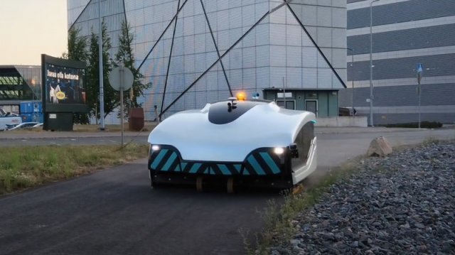 자율주행 청소로봇 ‘트롬비아 프리’가 핀란드 헬싱키 반타국제공항 인근 도로를 청소하고 있다. 트롬비아 테크놀로지스 제공