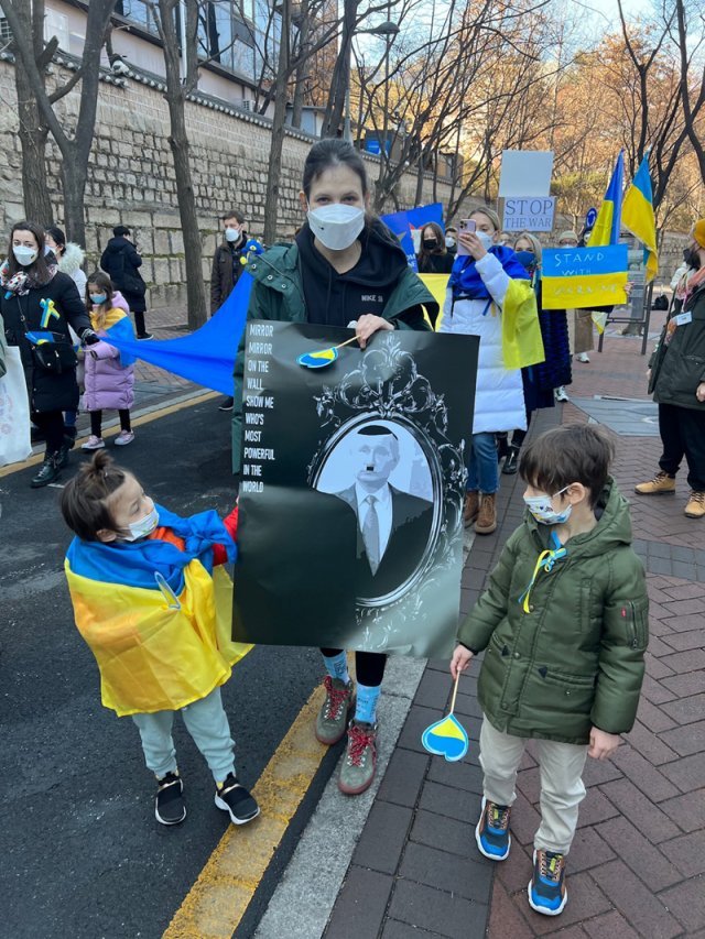 매주 일요일 서울 중구 러시아대사관 앞에서 우크라이나인들이 여는 반전-러시아 규탄 집회에 참석한 줄리아(가운데)와 그의 자녀들. 줄리아 스물리악 씨 제공
