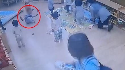 피해 아동 부친 A 씨가 공개한 해당 어린이집 폐쇄회로(CC)TV. 온라인 커뮤니티 ‘보배드림’ 캡처