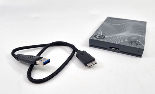 USB 3.0 규격 마이크로 USB 케이블을 통해 데이터와 전원을 공급받는다 (출처=IT동아)