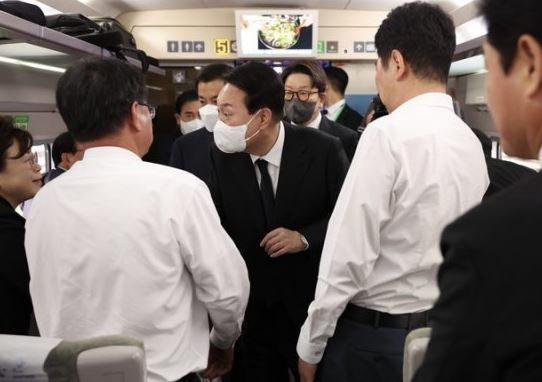 윤석열 대통령이 18일 KTX 특별열차에 탑승해 국민의힘 의원들과 인사를 나누고 있다. (사진=대통령실 제공)