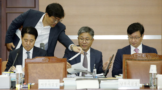 신자용 신임 법무부 검찰국장(왼쪽) 2019.10.7/뉴스1 © News1 안은나 기자