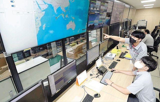 충남 금산군의 KT SAT 금산위성센터에서 해양위성통신서비스(MVSAT) 관제가 진행되는 모습. KT는 MVSAT를 통해 항해 선박 1650척의 해양 통신을 책임지고 있다. KT SAT 제공