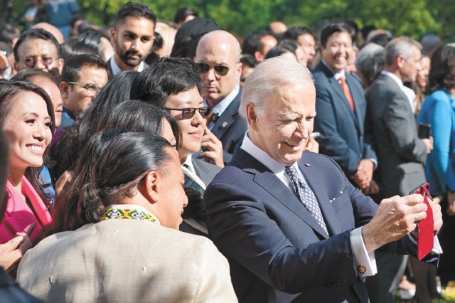 방한 앞둔 바이든 조 바이든 미국 대통령이 17일(현지 시간) 워싱턴 백악관 로즈가든에서 열린 ‘아시안 태평양계 미국인 문화유산의 달’ 기념 리셉션에서 직접 휴대전화를 들고 참석자들과 사진을 찍고 있다. 워싱턴=AP 뉴시스