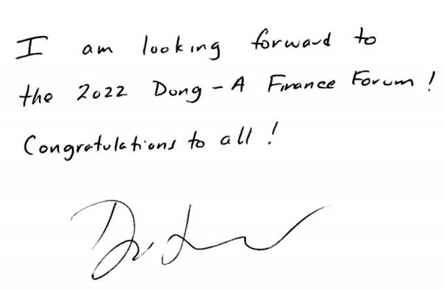 데이비드 카드 버클리 캘리포니아대 교수가 ‘2022 동아국제금융포럼’을 즐겁게 기다리고 있다며 자필로 적은 축하 메시지를 보냈다. 유재동 특파원 jarrett@donga.com