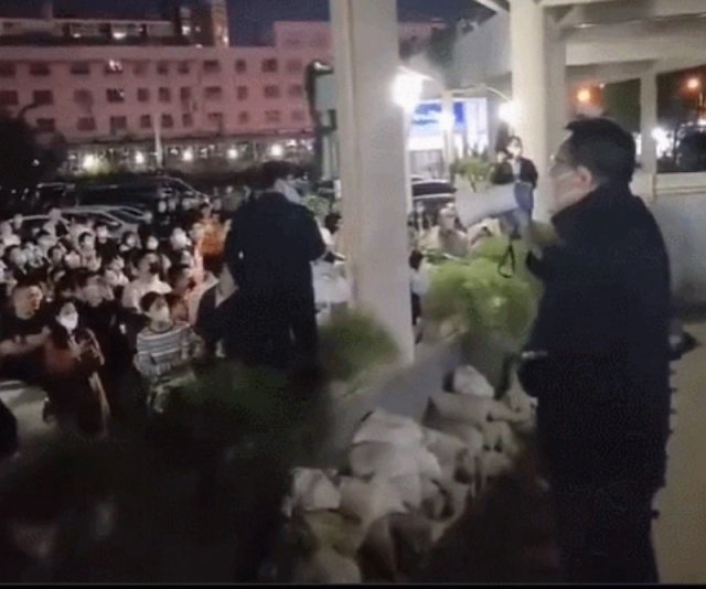 15일 밤 중국 베이징대 천바오젠 부총장(오른쪽)이 학교 측 코로나19 방역 조치에 항의하는 학생들에게 문제 해결을 약속하고 있다. 사진 출처 홍콩 밍보