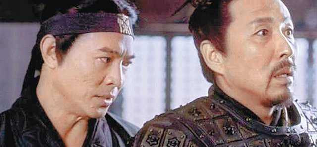 영화 ‘영웅’에서 무명(왼쪽)은 진시황 암살을 시도하지만 천하통일을 위해 그를 살려준다. 제이앤씨미디어그룹 제공