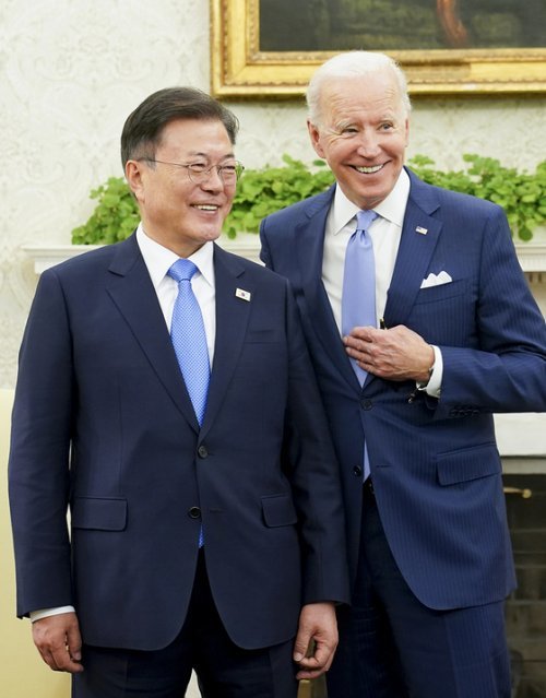 문재인 대통령과 조 바이든 미국 대통령이 2021년 5월 21일 오후(현지시간) 워싱턴 백악관 오벌오피스에서 열린 소인수회담에서 웃으며 자리로 향하고 있다.(청와대 제공) © News1