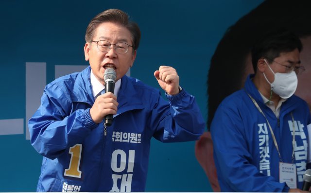 이재명 더불어민주당 총괄선대위원장이 19일 인천 계양역 광장에서 열린 더불어민주당 인천 선대위 출정식에서 연설하고 있다. 사진공동취재단