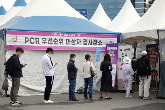 서울 중구 서울역광장에 마련된 신종 코로나바이러스 감염증(코로나19) 임시선별진료소에서 시민들이 검사를 기다리고 있다. 뉴스1