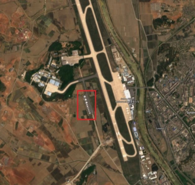 인공위성 ‘센티널-2’가 지난 15일 북한 평양 순안국제공항 남쪽 활주로 일대를 촬영한 위성사진. 빨간색 사각형 안에 항공기 9대가 계류 중인 모습이 보인다. (센티널허브 캡처) © 뉴스1