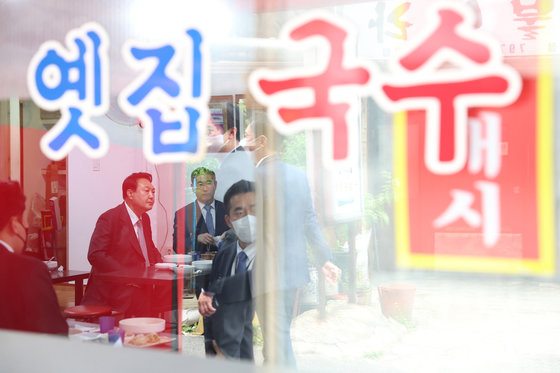 윤석열 대통령이 19일 오후 용산 대통령실 청사 인근 식당에서 오찬을 하고 있다. (대통령실 제공) 2022.5.19/뉴스1