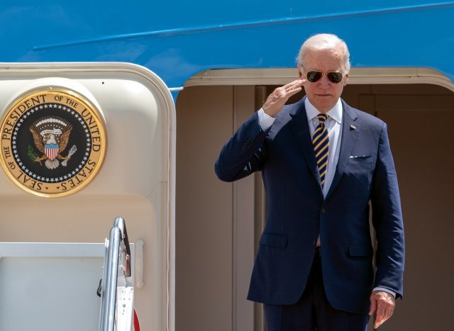 조 바이든 미국 대통령이 19일(현지시간) 메릴랜드 앤드류 공군기지에서 한국과 일본을 방문하기 위해 에어포스원에 탑승하며 인사하고 있다.  AP/뉴시스