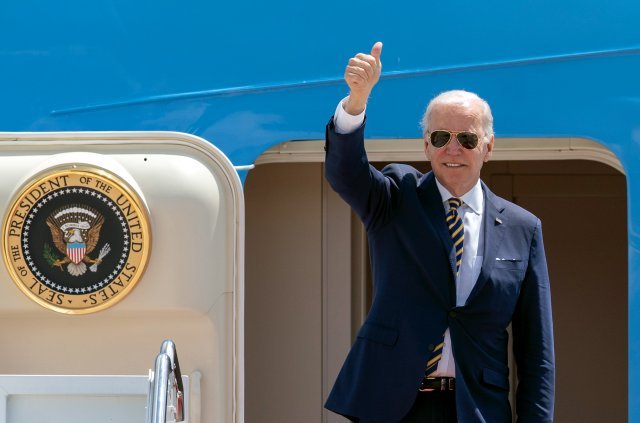 조 바이든 미국 대통령이 19일(현지시간) 메릴랜드 앤드류 공군기지에서 한국과 일본을 방문하기 위해 에어포스원에 탑승하며 인사하고 있다. AP/뉴시스
