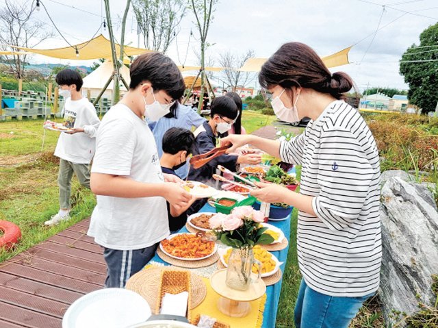 전남 나주시 에코왕곡마을에 체험관광을 온 가족들이 즐거운 점심식사를 하고 있다.