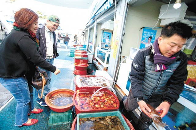 ‘한국의 나폴리’로 불리는 강진군 마량항 놀토수산시장은 맛과 흥, 볼거리가 풍성한 항구다. 강진군 제공
