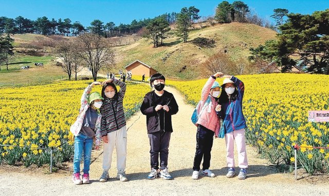 서울에서 전남 구례군 산동면 원촌초교로 유학 온 초등학생들이 지리산 치즈랜드에서 체험학습을 하고 있다. 구례군 제공