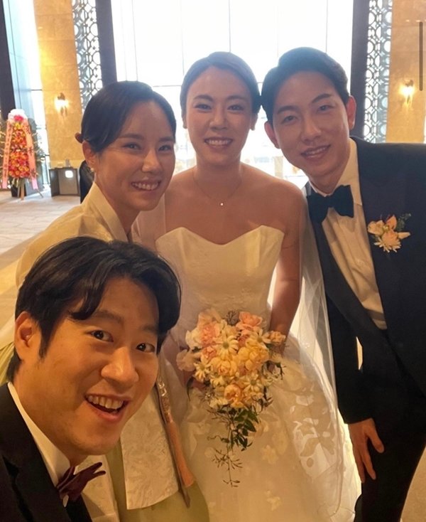 자매 골프 선수로 유명한 박주영과 언니 박희영(왼쪽에서 두번째). 박희영에 이어 박주영은 지난 연말 결혼식을 올렸다.