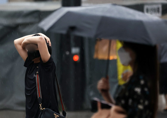 소나기가 내린 18일 오전 서울 시내에서 시민들이 비를 피하기 위해 발걸음을 재촉하고 있다. 2022.5.18/뉴스1