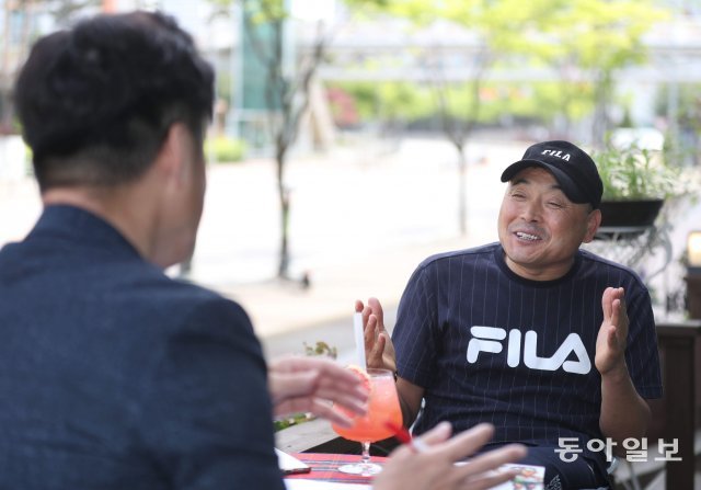 12일 오전 경기도 용인시 기흥의 한 카페에서 마라토너 이봉주가 인터뷰를 하고 있다. 안철민기자 acm08@donga.com